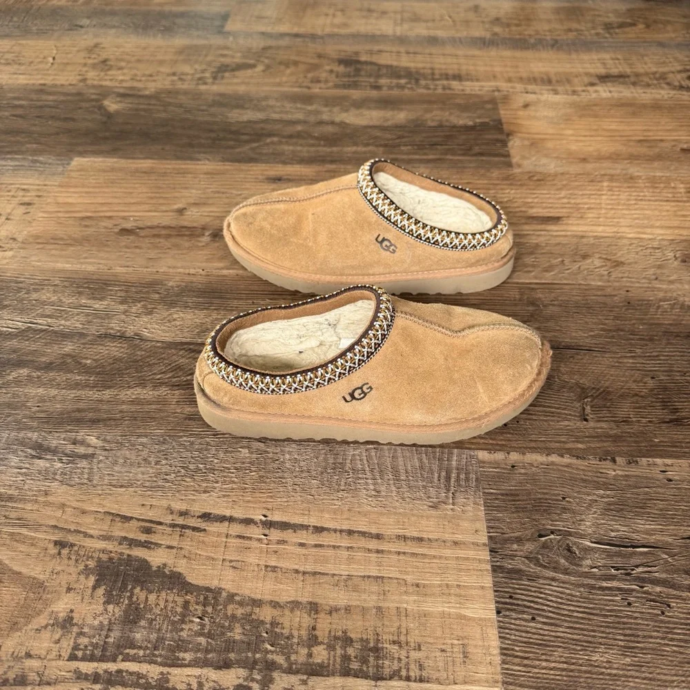 UGG Kids Tan Slippers with Patterned Trim - Picture 2 of 9